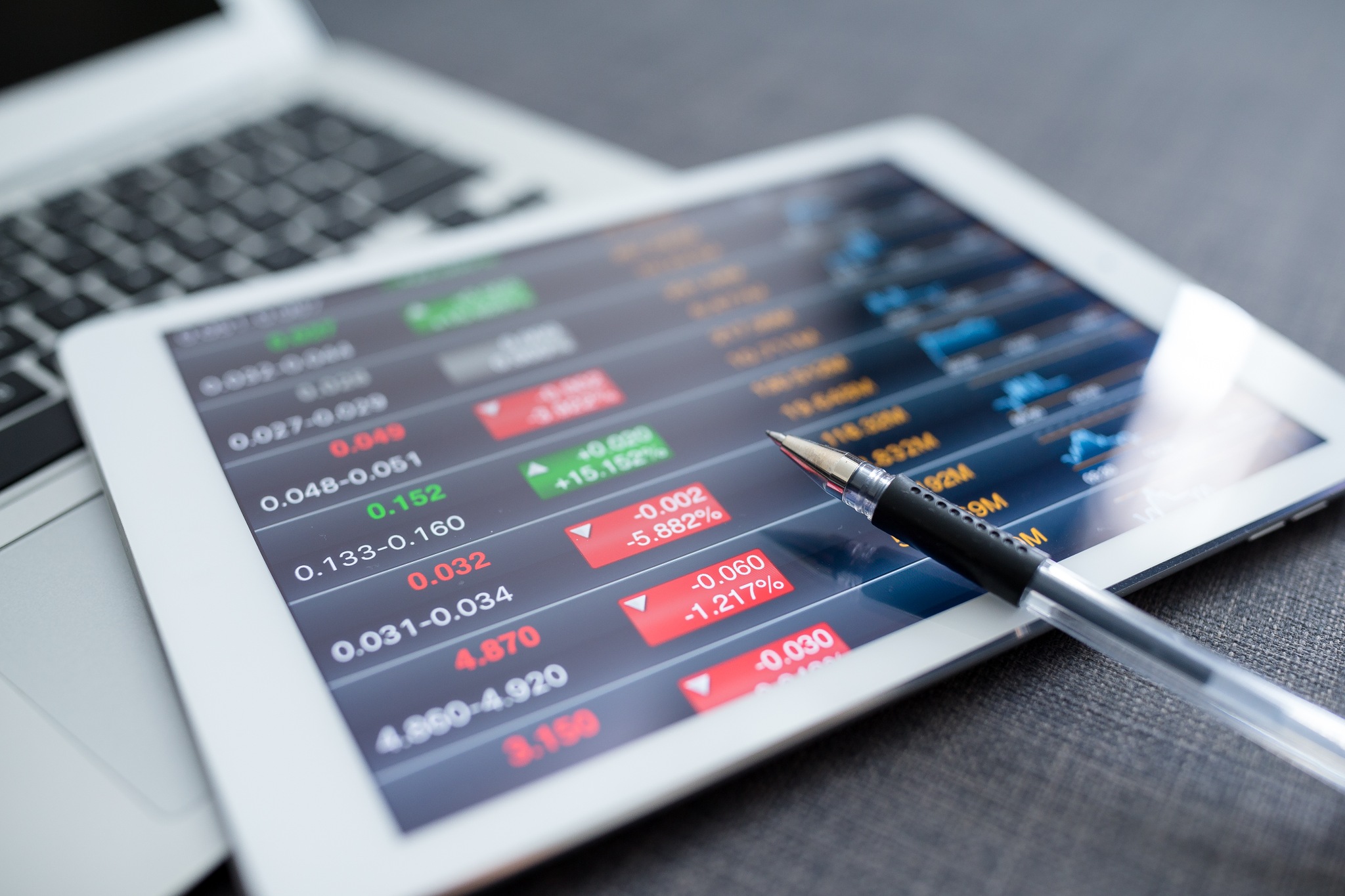 Tablet with stock data: Integrating News and Analysis Tools in Trading Platforms for Informed Decisions